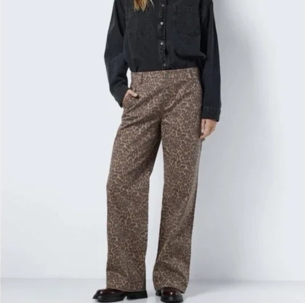 Noisy May Womenโs Brown Leopard Print Straight Leg Pants | Size Large | NWOT